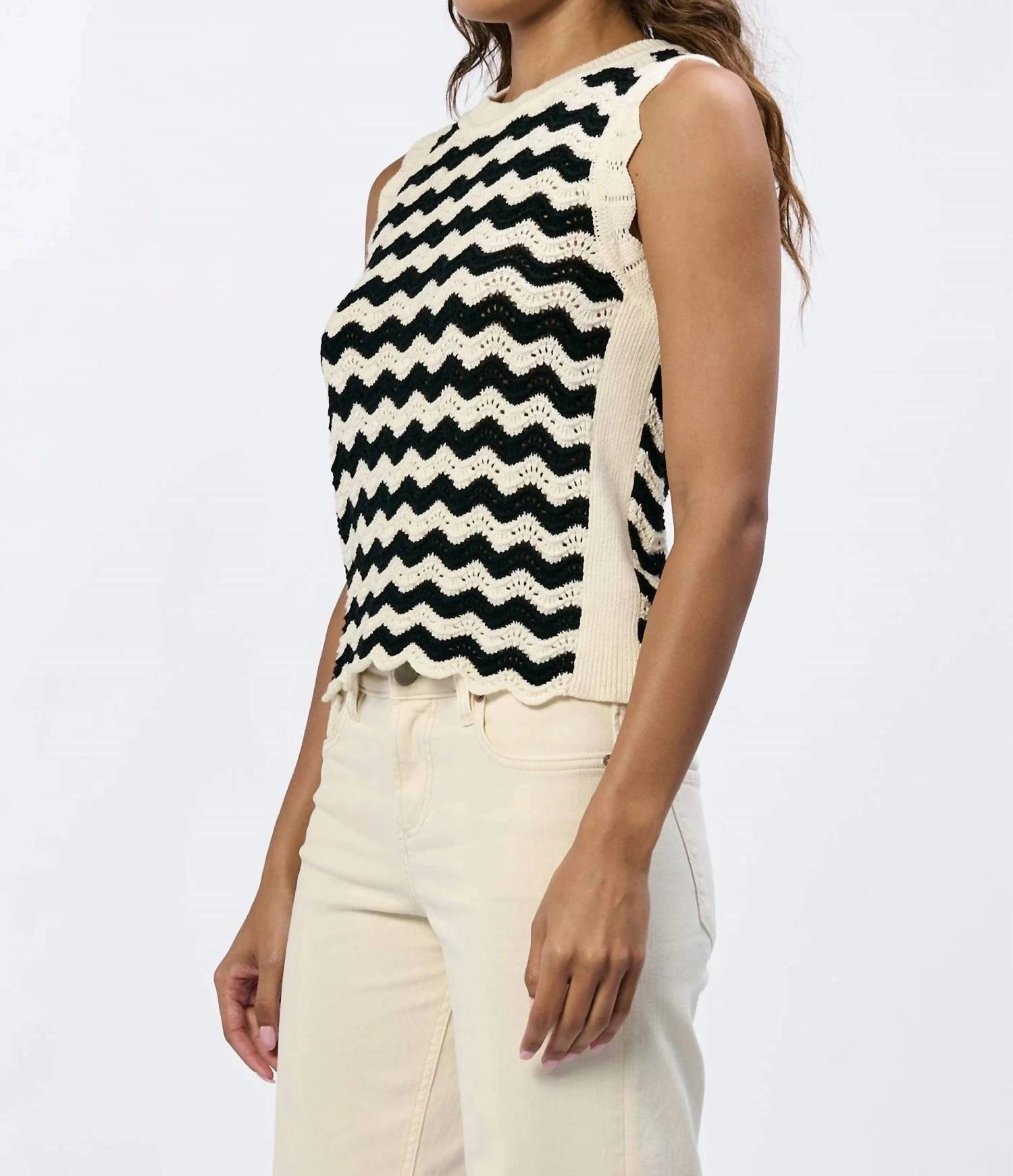 Nami Novelty Top In Black