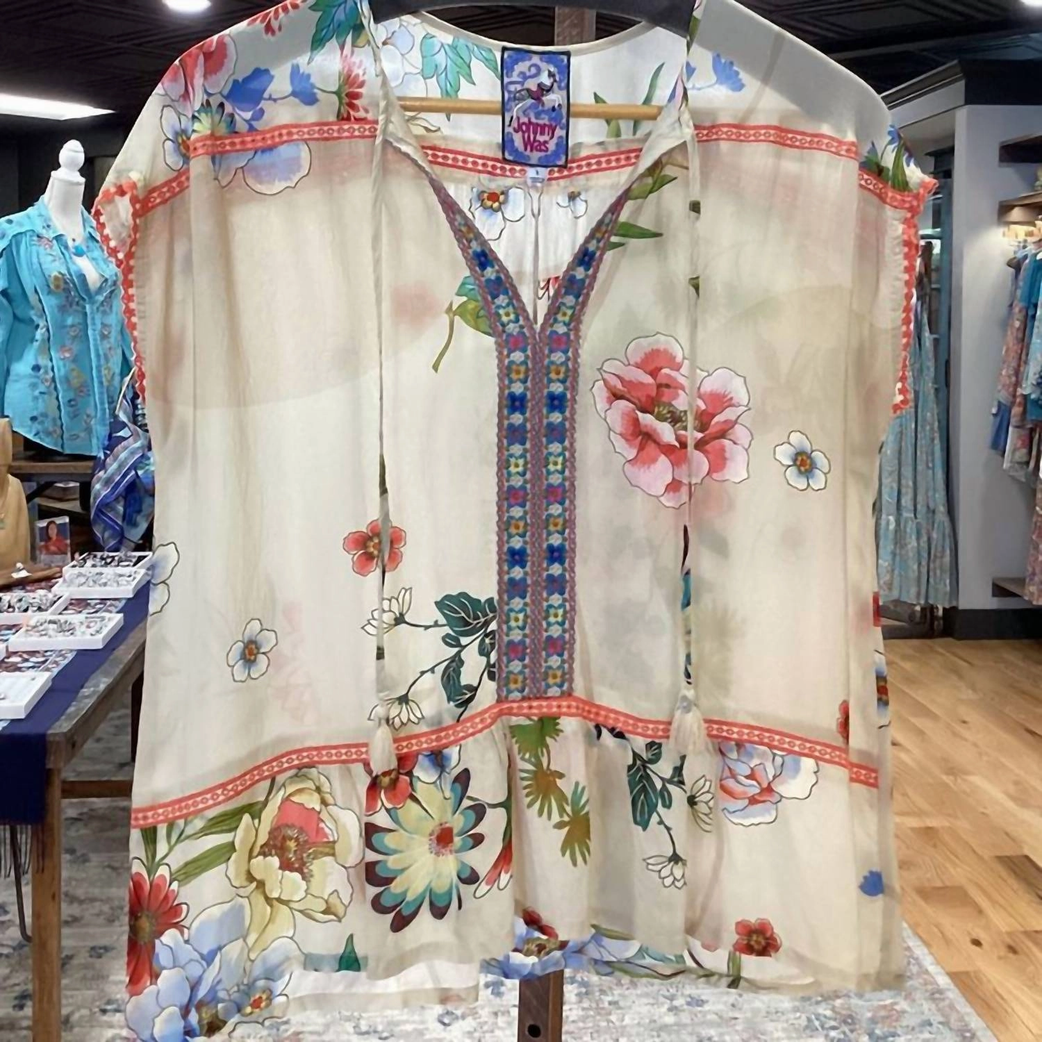 Sakura Paise Blouse In Cream / White